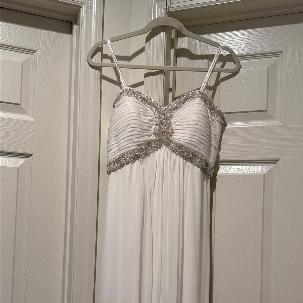 Charming White Strapless Elegant Sophisticated minimalist Wedding/Prom Size 12